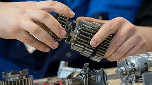 In der bayerischen Metall- und Elektroindustrie wird weniger ausgebildet. (Archivbild) In der bayerischen Metall- und Elektroindustrie wird weniger ausgebildet. (Archivbild)