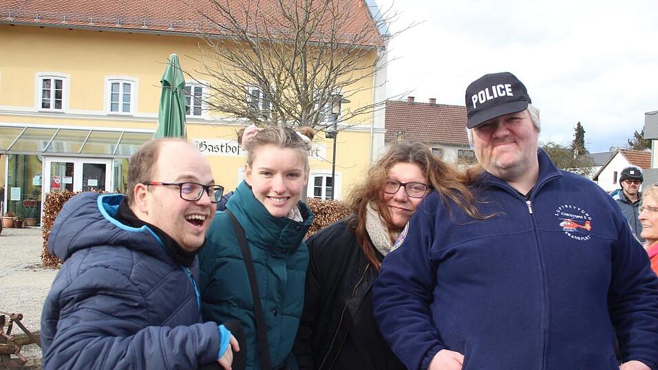 Viele Faschings-Fans haben sich am Samstag den Umzug in Langenbach angesehen. Viele Faschings-Fans haben sich am Samstag den Umzug in Langenbach angesehen.