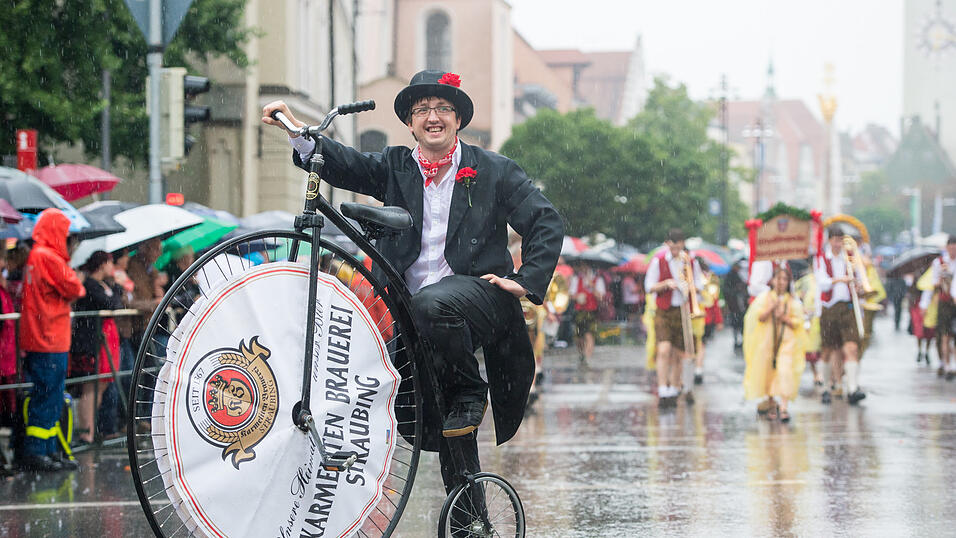 Alle Bilder dazu finden Sie hier.Foto: Mathias AdamBilder vom verregneten Volksfestauszug.
