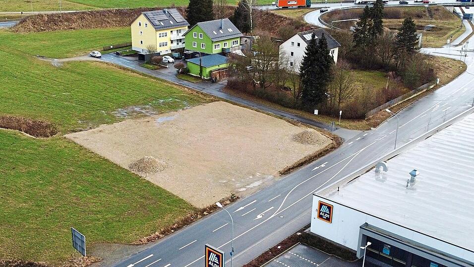 Bereits im Juni wurde die Wiese ausgekoffert und aufgeschottert. Nun hat der Grundst&uuml;cksbesitzer einen Bauantrag f&uuml;r 36 Pkw-Stellpl&auml;tze, vier Ladestationen f&uuml;r Elektrofahrzeuge sowie einen Container mit WC-Anlage gestellt. Dieser wurde abgelehnt.