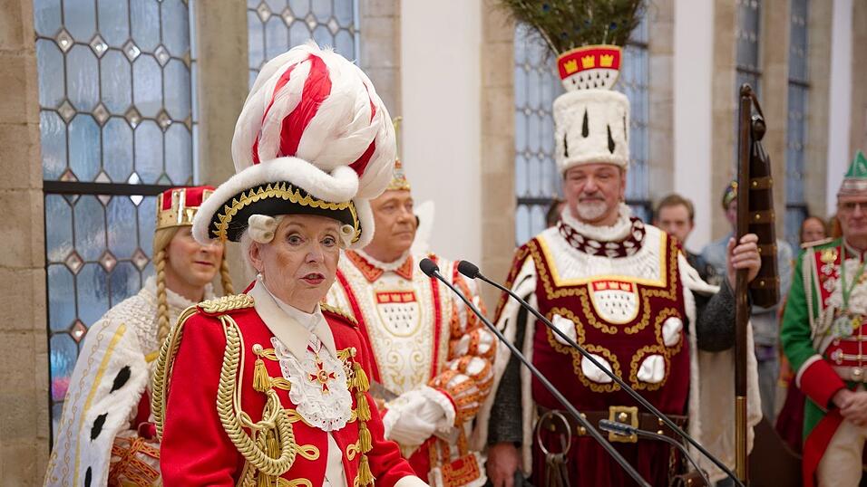 Die Kölner Oberbürgermeisterin Henriette Reker spricht im Historischen Rathaus zum Karnevalsauftakt.