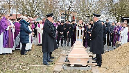 Pfarrer Daniel Schmid segnete das neue Priestergrab f&uuml;r Bisch&ouml;flich Geistlichen Rat Jakob Wiesbeck.