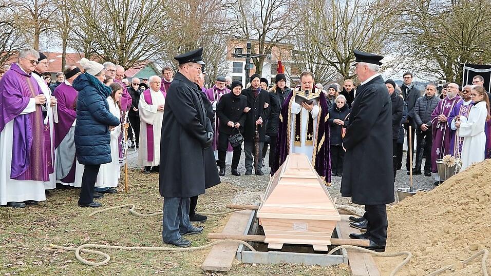 Pfarrer Daniel Schmid segnete das neue Priestergrab f&uuml;r Bisch&ouml;flich Geistlichen Rat Jakob Wiesbeck.