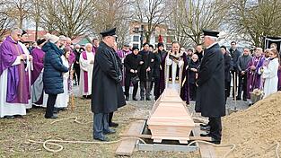 Pfarrer Daniel Schmid segnete das neue Priestergrab f&uuml;r Bisch&ouml;flich Geistlichen Rat Jakob Wiesbeck.