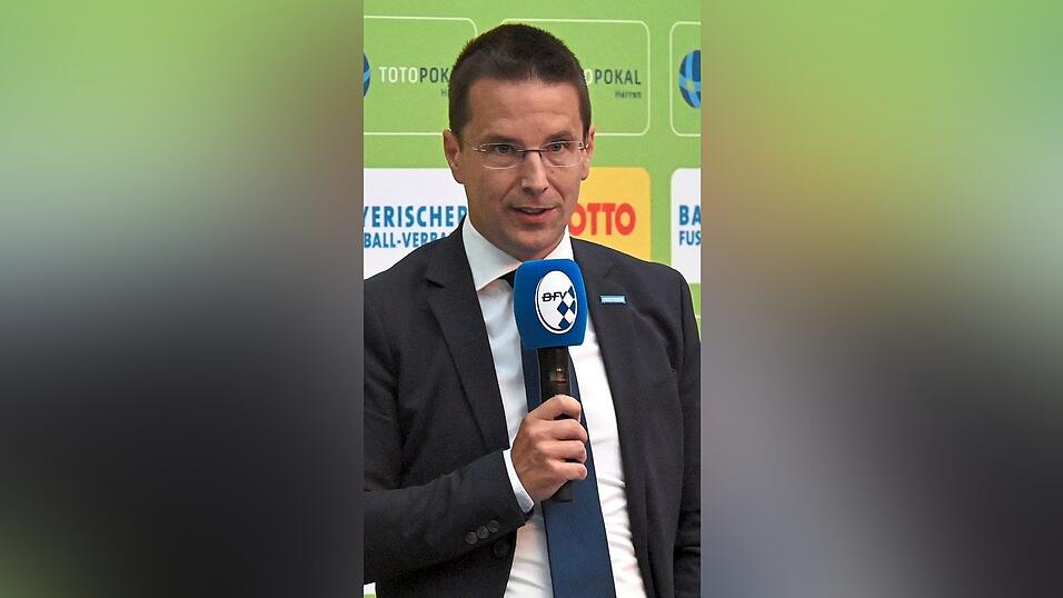 BFV-Präsident Dr. Christoph Kern und die bayerischen Vereine sind mit den Ergebnissen der Arbeitsgruppe zum Thema Regionalliga-Reform nicht zufrieden. BFV-Präsident Dr. Christoph Kern und die bayerischen Vereine sind mit den Ergebnissen der Arbeitsgruppe zum Thema Regionalliga-Reform nicht zufrieden.