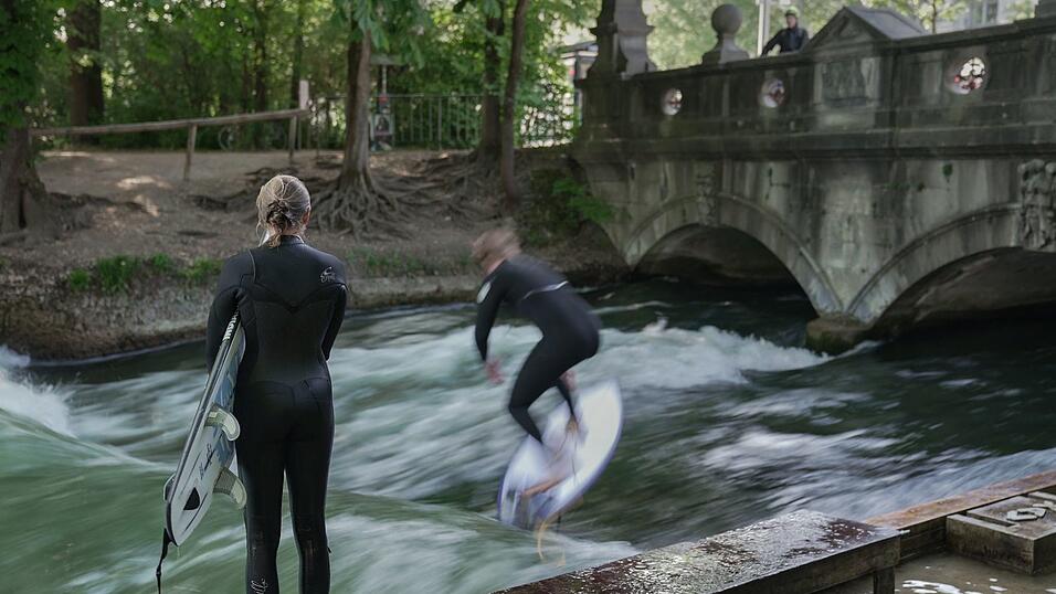 Die Surfer k&ouml;nnen sich freuen: Die Eisbachwelle ist wieder freigegeben.