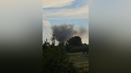 Eine dunkle Rauchs&auml;ule f&uuml;hrte die Feuerwehr zur Einsatzstelle.