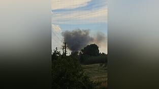 Eine dunkle Rauchs&auml;ule f&uuml;hrte die Feuerwehr zur Einsatzstelle.