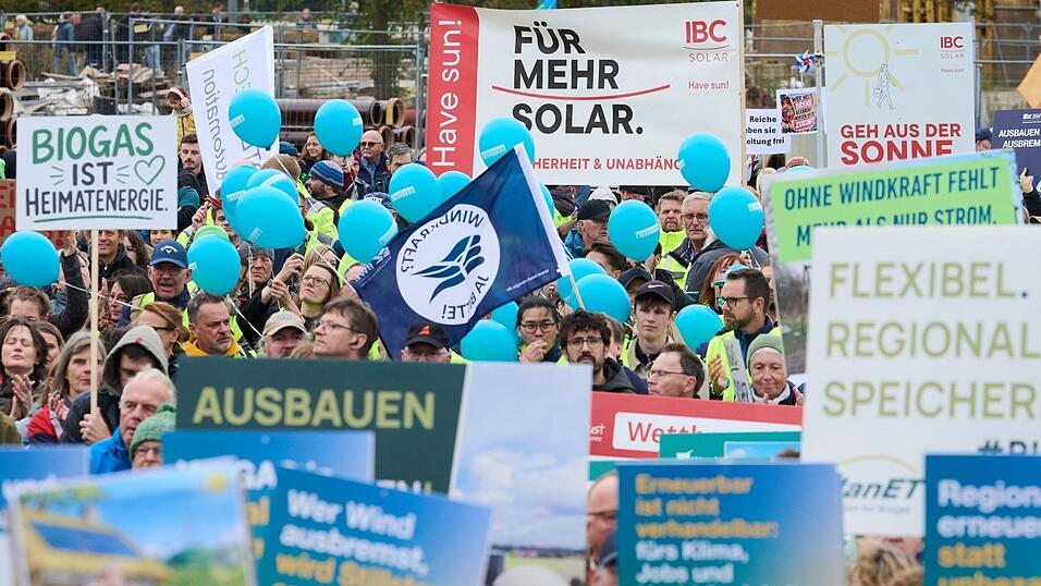 Mit dem Sprechchor «Erneuerbar, unverzichtbar» machten die Demonstranten auf ihre Forderungen aufmerksam. Mit dem Sprechchor «Erneuerbar, unverzichtbar» machten die Demonstranten auf ihre Forderungen aufmerksam.
