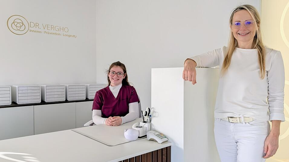 Celina Paul (links) ist das freundliche Gesicht am Empfang von der Praxis von Dr. Dorothee Vergho (rechts). Celina Paul (links) ist das freundliche Gesicht am Empfang von der Praxis von Dr. Dorothee Vergho (rechts).