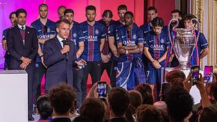 Emmanuel Macron empfängt das Team von PSG. Emmanuel Macron empfängt das Team von PSG.