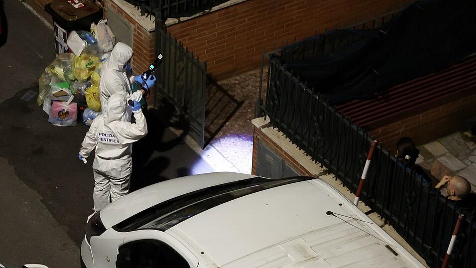 Die italienische Polizei leitete eine Gro&szlig;fahndung nach einem Mann, der verd&auml;chtigt wird, ein ihm bekanntes Ehepaar und deren kleine Tochter in Rom umgebracht zu haben.