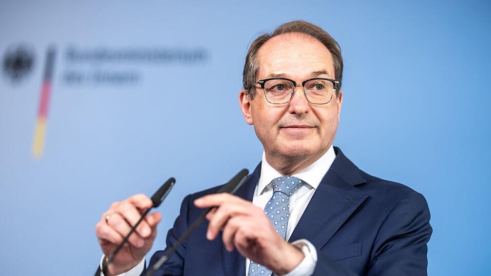 Bei den Spekulationen um die Nachfolge von Jens Spahn an der Spitze der Unionsfraktion fällt auch der Name des bisherigen Innenministers Alexander Dobrindt. Bei den Spekulationen um die Nachfolge von Jens Spahn an der Spitze der Unionsfraktion fällt auch der Name des bisherigen Innenministers Alexander Dobrindt.