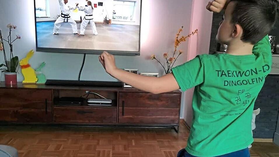 Not macht erfinderisch - Per Videos werden neue Kampftechniken vermittelt.