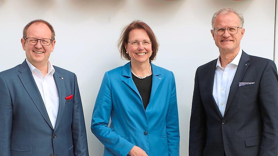 Markus Bayer, Vorstandsvorsitzende Irene Dullinger und Manfred Pitzl (von links) sind mit der Gesch&auml;ftsentwicklung der Sparkasse Regensburg sehr zufrieden.