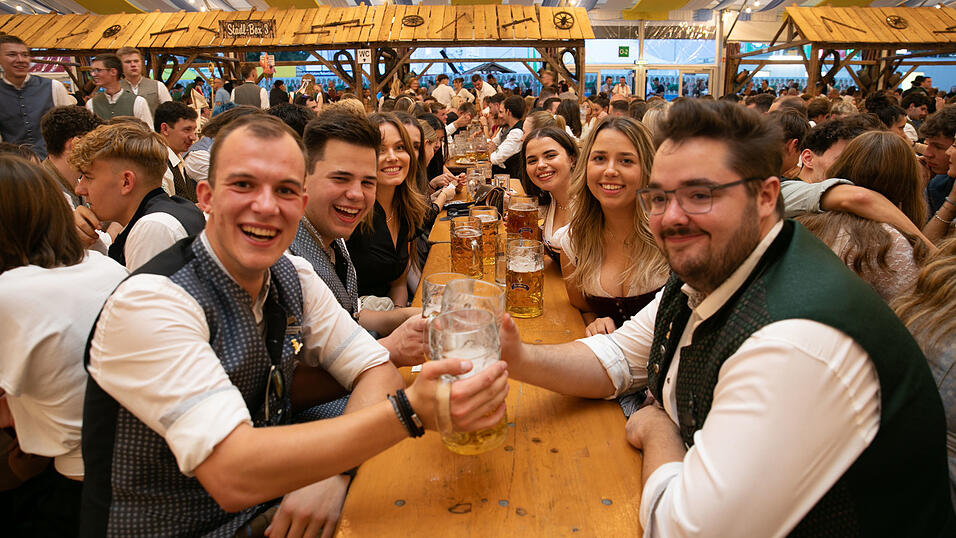 Die Partybilder vom Freitag, 8. August, aus dem Festzelt Reisinger. Die Partybilder vom Freitag, 8. August, aus dem Festzelt Reisinger.