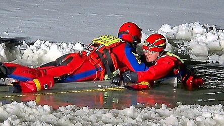 Die Demonstration einer gelungenen Eisrettung durch die Feuerwehrler und die DLRG auf dem Grundnerweiher in Semerskirchen.