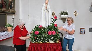 Resi Haimerl (links) und die Vorsitzende des KDFB, Renate M&uuml;ckl, schm&uuml;cken den Wagen.