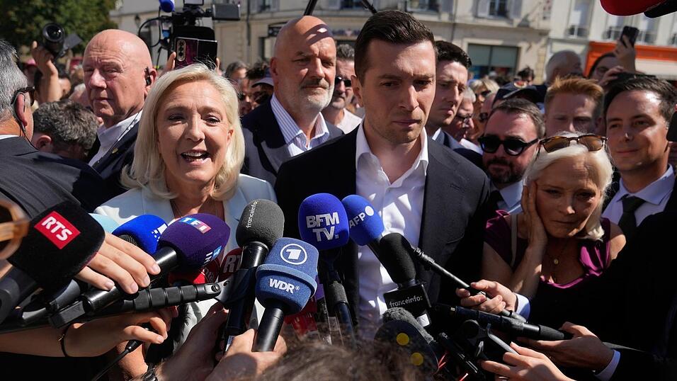 Marine Le Pen steht im Mittelpunkt des Interesses, Jordan Bardella genervt daneben: Der bisher so erfolgreiche junge Parteivorsitzende der Rechtsextremen in Frankreich muss wieder in die zweite Reihe zur&uuml;ck. (Archiv)