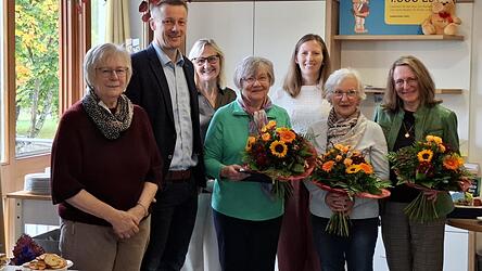 Langjährige ehrenamtliche Mitarbeiterinnen wurden mit Urkunden vom Sankt Michaelsbund/Diözese Regensburg sowie einem Blumenstrauß von der Gemeinde ausgezeichnet. Von rechts: Monika Koch, Marie-Luise Geiger, Kristina Pöschl, Eleonore Geiger, Martina Schroeter, Bürgermeister Johannes Vogl, Ilse Probst, Langjährige ehrenamtliche Mitarbeiterinnen wurden mit Urkunden vom Sankt Michaelsbund/Diözese Regensburg sowie einem Blumenstrauß von der Gemeinde ausgezeichnet. Von rechts: Monika Koch, Marie-Luise Geiger, Kristina Pöschl, Eleonore Geiger, Martina Schroeter, Bürgermeister Johannes Vogl, Ilse Probst,