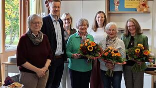 Langj&auml;hrige ehrenamtliche Mitarbeiterinnen wurden mit Urkunden vom Sankt Michaelsbund/Di&ouml;zese Regensburg sowie einem Blumenstrau&szlig; von der Gemeinde ausgezeichnet. Von rechts: Monika Koch, Marie-Luise Geiger, Kristina P&ouml;schl, Eleonore Geiger, Martina Schroeter, B&uuml;rgermeister Johannes Vogl, Ilse Probst,
