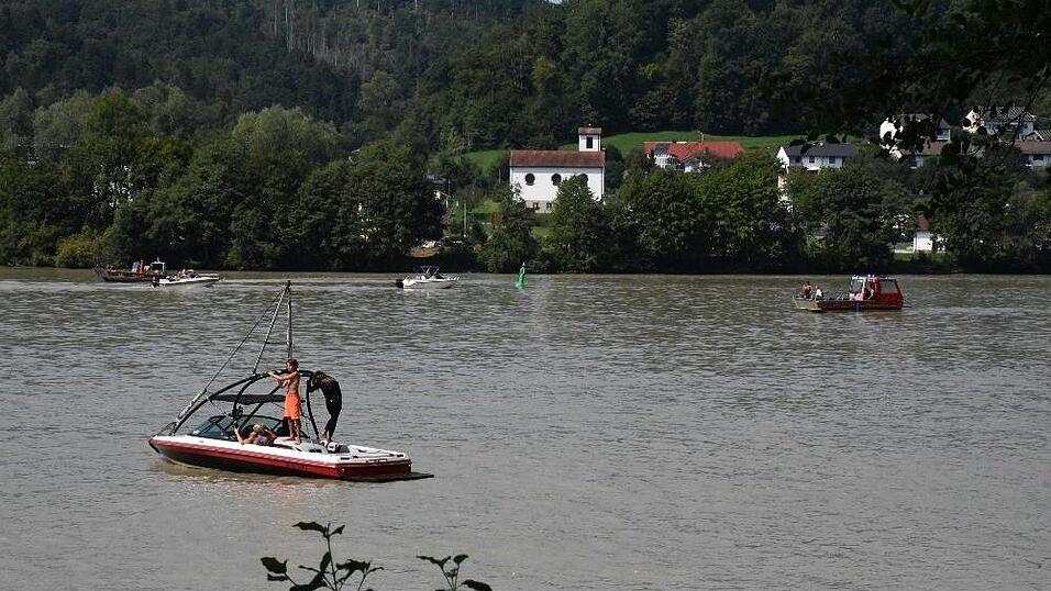Es laufen umfangreiche Suchmaßnahmen auf der Donau bei Erlau.