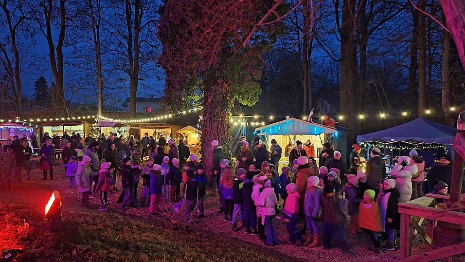 Auch die Kindergartenkinder der Bachpiraten traten am Weihnachtsmarkt auf Auch die Kindergartenkinder der Bachpiraten traten am Weihnachtsmarkt auf