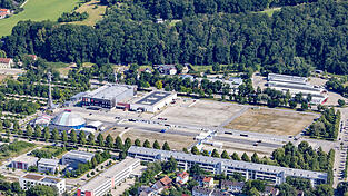 Wie eine Untersuchung ergab, kommt eine Fassadenbegr&uuml;nung der Sparkassen-Arena nicht in Frage. M&ouml;glich w&auml;re eine solche Ma&szlig;nahme an der Messehalle (rechts) und der kleinen Livebox, dies wurde jedoch aufgrund der vergleichsweise hohen Kosten von der Verwaltung nicht empfohlen.