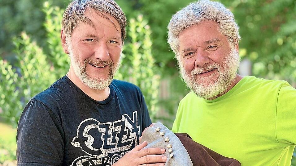 Neu-Pater Martin Maier (links) erklärt seinem Bruder und Alt-Pater Helmut, wie er sein Kostüm anders gestalten ließ. Neu-Pater Martin Maier (links) erklärt seinem Bruder und Alt-Pater Helmut, wie er sein Kostüm anders gestalten ließ.