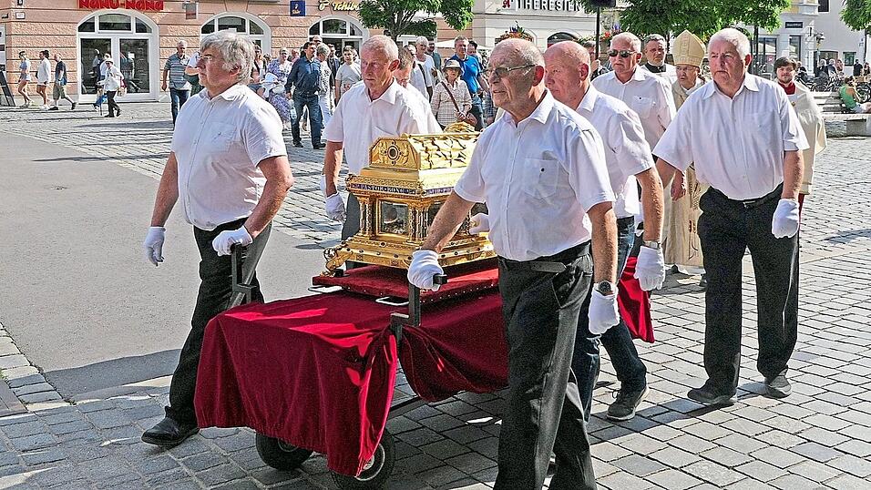 Männer der MMC Straubing mit dem Wolfgangsschrein, dahinter Bischof Rudolf.