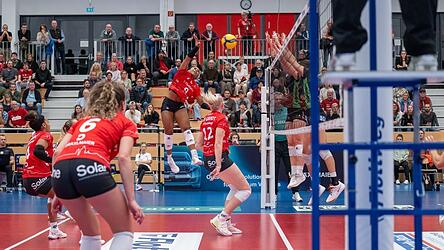 Den H&ouml;henflug mitnehmen: Die Roten Raben um Jeannette Huskic (hier im Angriff) mussten in dieser Saison lediglich eine Niederlage hinnehmen. Mit der gewohnten Schlagfertigkeit sollte sich auch gegen Dingolfing nichts an dieser Bilanz &auml;ndern.