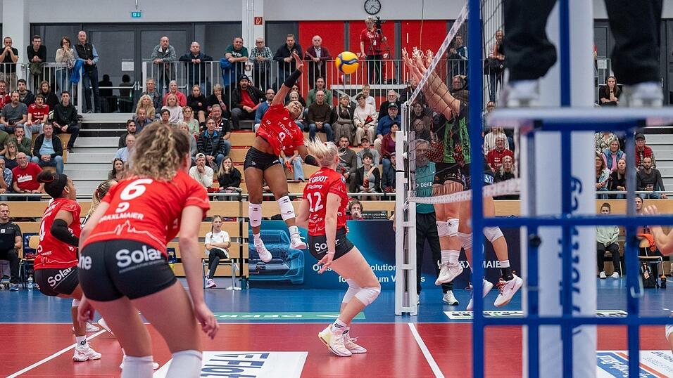 Den H&ouml;henflug mitnehmen: Die Roten Raben um Jeannette Huskic (hier im Angriff) mussten in dieser Saison lediglich eine Niederlage hinnehmen. Mit der gewohnten Schlagfertigkeit sollte sich auch gegen Dingolfing nichts an dieser Bilanz &auml;ndern.