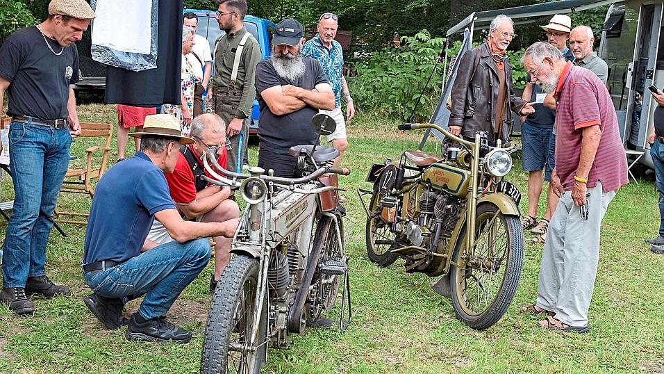 Die Maschinen stie&szlig;en auf gro&szlig;e Bewunderung, links die 'Bock & Hollender Regent', rechts eine Harley Davidson.