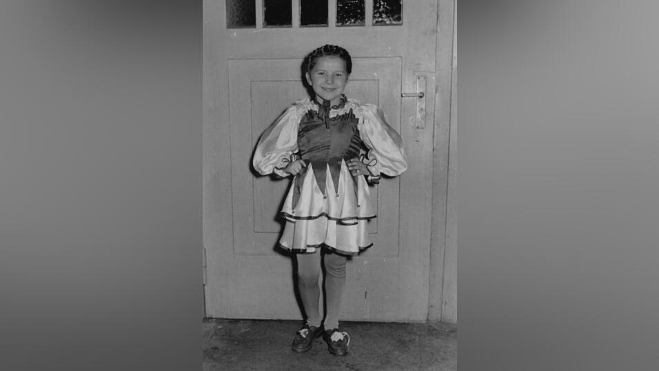 Als kleines M&auml;dchen in einem Faschingsprinzessinenkleid, das Christa Hei&szlig; von einer Nachbarin geschenkt bekam.