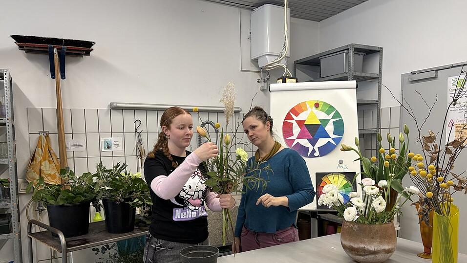 Floristik-Auszubildende Laura Fr&ouml;hlich und Fachoberlehrerin Sabine Hupf-Gerber