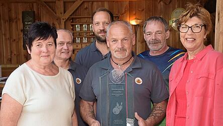 Das Team &bdquo;Gl&ouml;ckerlverein Mirskofen&ldquo; erreichte die Erstplatzierung und konnte den Wanderpokal durch Andrea Wendt (l.) entgegennehmen.