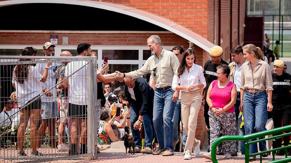 Allein in der Region Madrid und den angrenzenden Provinzen sind 90.000 Menschen von Evakuierungen und Ausgangsbeschränkungen betroffen. Allein in der Region Madrid und den angrenzenden Provinzen sind 90.000 Menschen von Evakuierungen und Ausgangsbeschränkungen betroffen.
