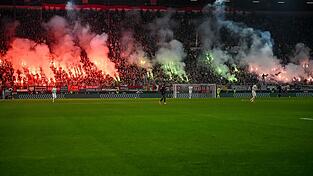 Pyrotechnik brennt beim Spiel FC Augsburg - FSV Mainz 05 im September 2024. (Archivbild)