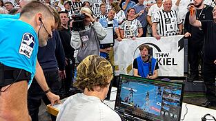 Die Überprüfung der letzten Szene des Derbys sorgte beim THW Kiel für Ärger und Unverständnis. Die Überprüfung der letzten Szene des Derbys sorgte beim THW Kiel für Ärger und Unverständnis.