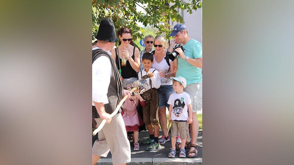 Die schönsten Augenblicke des historischen Drachenstich-Festzuges 2016. Die schönsten Augenblicke des historischen Drachenstich-Festzuges 2016.