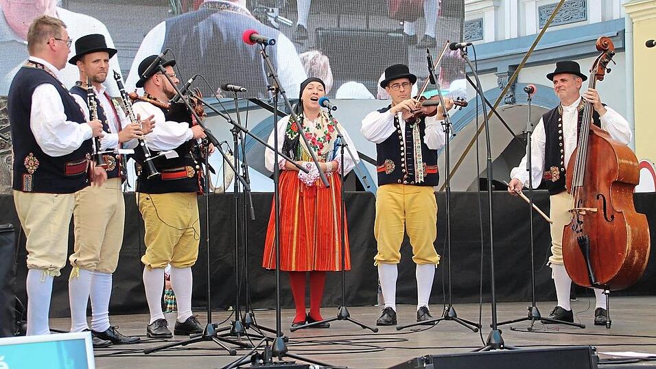 Die Gruppe &bdquo;Domažlick&aacute; dud&aacute;ck&aacute; muzika&ldquo; unter der Leitung von Josef Kune&scaron; und Kamil Jindřich bei ihrem Auftritt.
