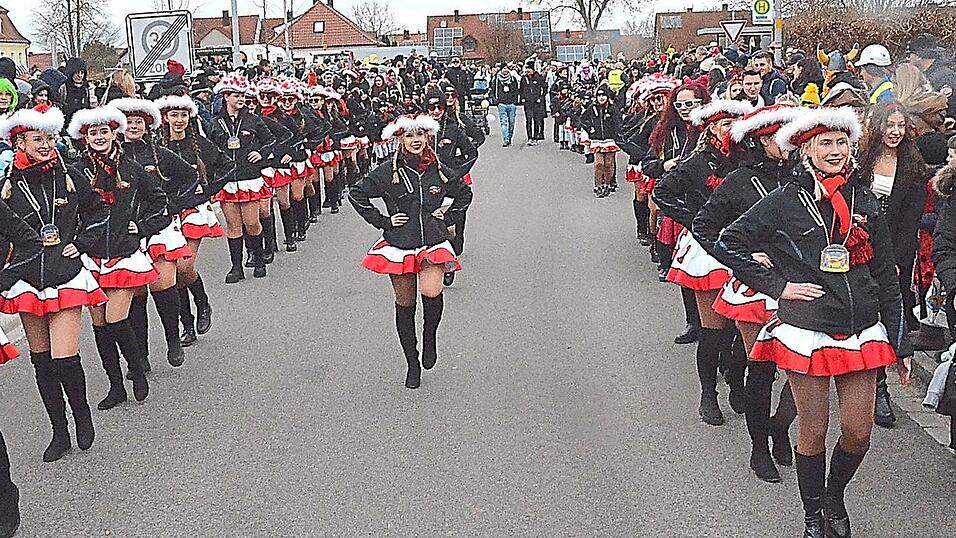 In starker Formation marschierten die vier K&ouml;feringer Garden auf, von den Bambini bis zur Prinzengarde.
