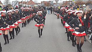 In starker Formation marschierten die vier K&ouml;feringer Garden auf, von den Bambini bis zur Prinzengarde.