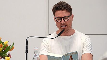 Schauspieler, Musiker und Autor Leo Reisinger las im Wiesenter Pfarrsaal aus seinem Deb&uuml;troman &bdquo;Bavarese&ldquo;.