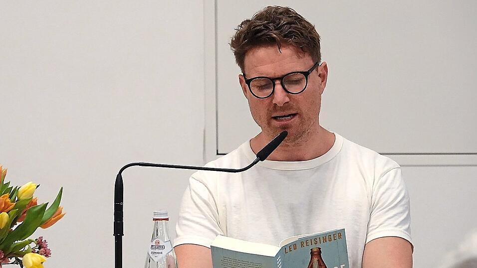 Schauspieler, Musiker und Autor Leo Reisinger las im Wiesenter Pfarrsaal aus seinem Deb&uuml;troman &bdquo;Bavarese&ldquo;.