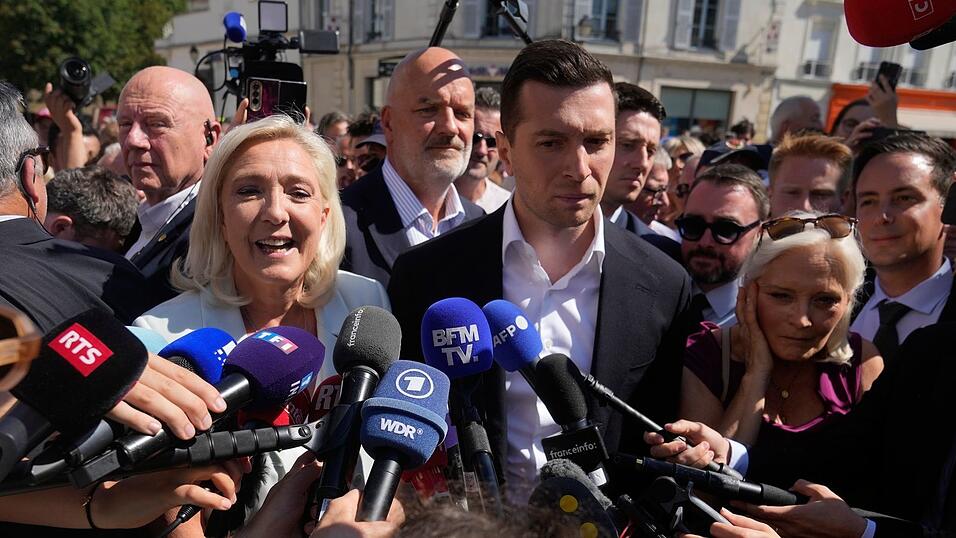 Marine Le Pen will gemeinsam mit Jordan Bardella in den Präsidentschaftswahlkampf ziehen. Marine Le Pen will gemeinsam mit Jordan Bardella in den Präsidentschaftswahlkampf ziehen.