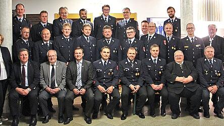 Die geehrten Feuerwehrkameraden der drei Bernrieder Ortsfeuerwehren Edenstetten, Egg und Bernried mit Landrat Christian Bernreiter (2. v. l.), B&uuml;rgermeister Stefan Achatz (4. v. l.) und Kreisbrandinspektor Bernhard S&uuml;ss (re. au&szlig;en).
