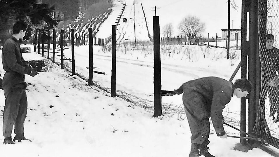 Ein Bild, das &uuml;ber Jahrzehnte hinweg undenkbar erschien: Tschechoslowakische Grenzsoldaten bauen im Februar 1990 zwischen Folmava und Furth im Wald den Eisernen Vorhang ab. H&auml;tte nur Monate zuvor ein Tscheche gewagt, sich mit einem Bolzenschneider diesem Zaun zu n&auml;hern, h&auml;tte er dies unter Umst&auml;nden mit seinem Leben bezahlt. Diese Fotos, die Karl Reitmeier und sein Kollege Franz Amberger damals schossen, gelten noch heute als Rarit&auml;t. Grund: Niemand anders hatte es damals gewagt, davon Bilder zu machen.&nbsp;