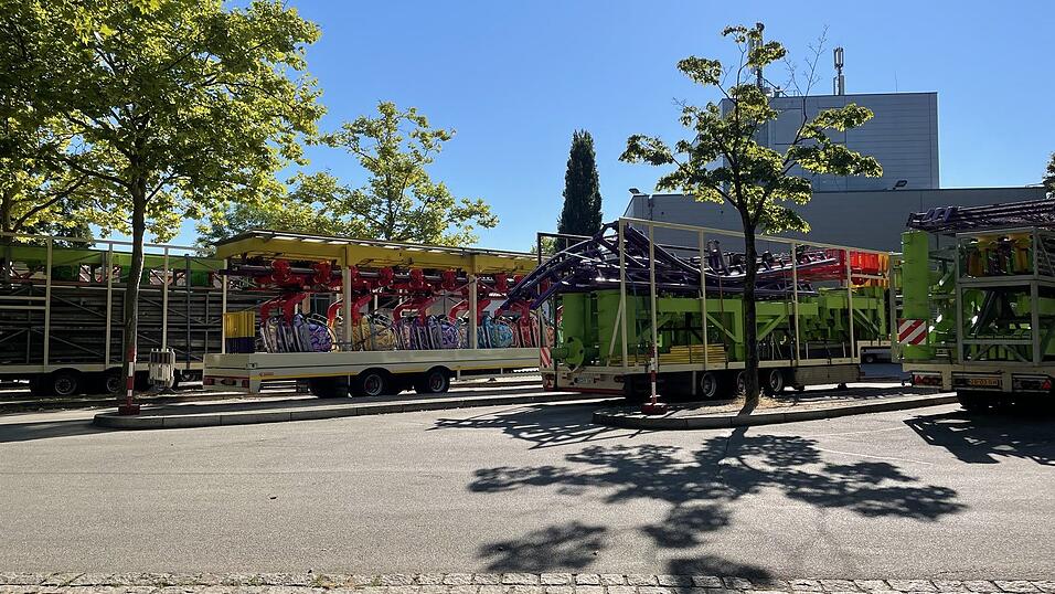 Acht Tage vor Beginn des Gäubodenvolksfestes laufen die Aufbauarbeiten am Festplatz Am Hagen auf Hochtouren. Acht Tage vor Beginn des Gäubodenvolksfestes laufen die Aufbauarbeiten am Festplatz Am Hagen auf Hochtouren.