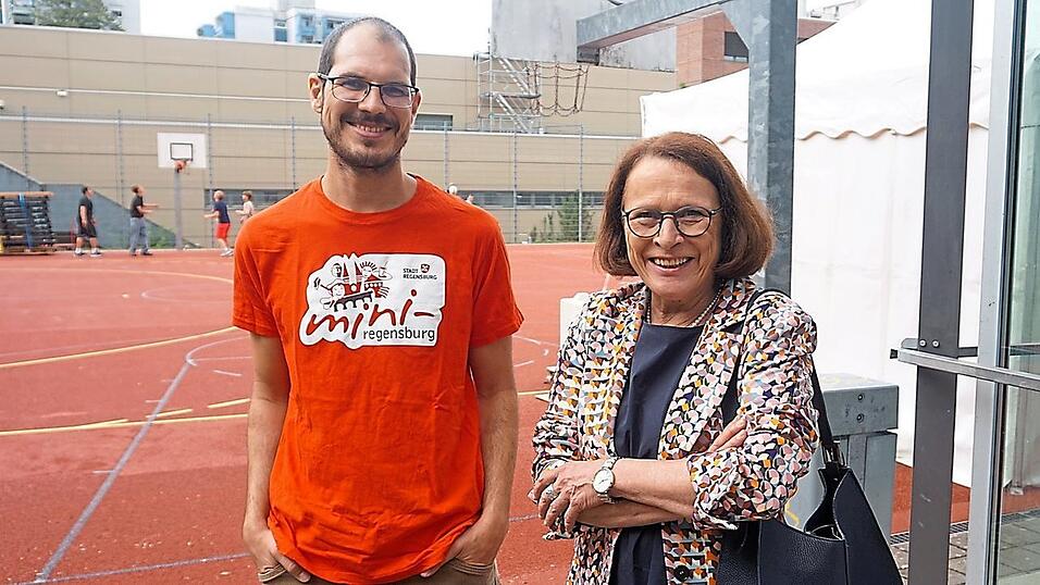 Jakob Pfreimer vom Amt f&uuml;r kommunale Jugendarbeit f&uuml;hrte die Oberb&uuml;rgermeisterin &uuml;ber das Gel&auml;nde von Mini-Regensburg.